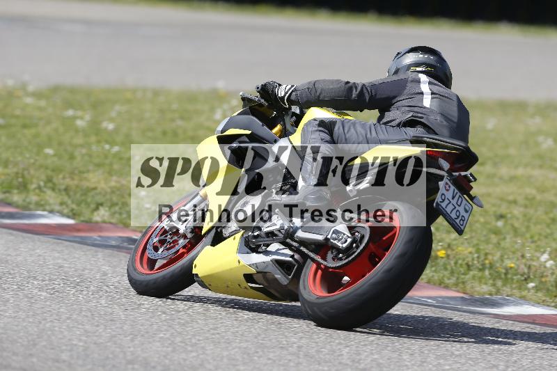 /Archiv-2025/09 22.04.2025 Cornu Master School ADR/gruen-vert/32